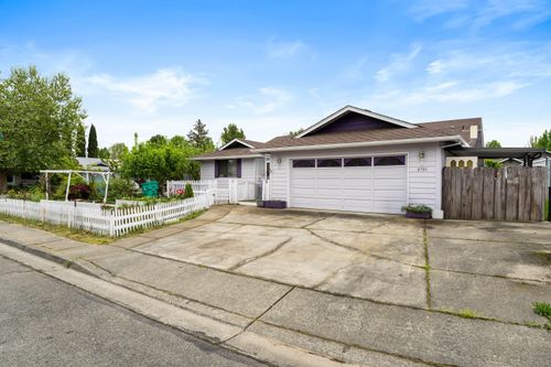 2701 Salmon Cir, Grants Pass, OR, 97527-6275 | Card Image