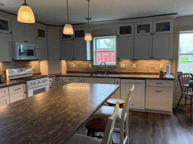 Plenty of Counter space | Image 39