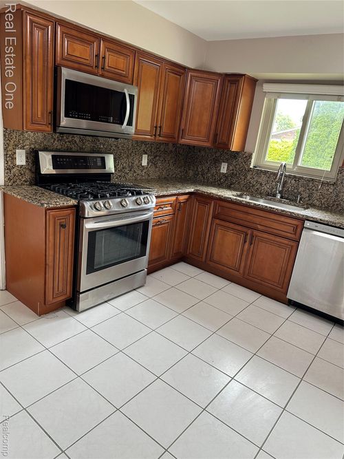 38808 Sumpter Dr, Sterling Heights, MI, 48310-2921 | Card Image