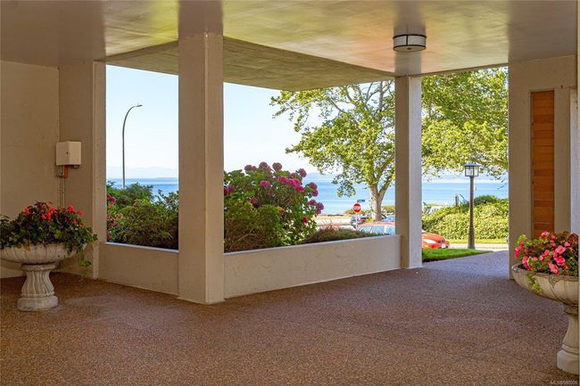 403 - 670 Dallas Rd, Condo with 3 bedrooms, 2 bathrooms and 1 parking in Victoria BC | Image 4