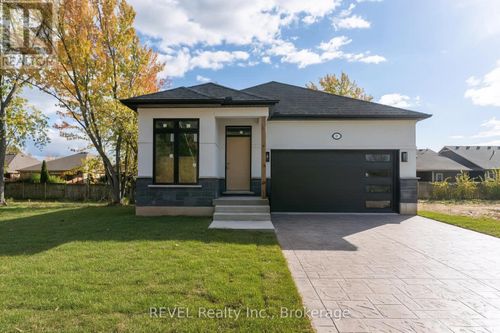 11 Stickles Street, Pelham (Fonthill), ON, L3C3C3 | Card Image