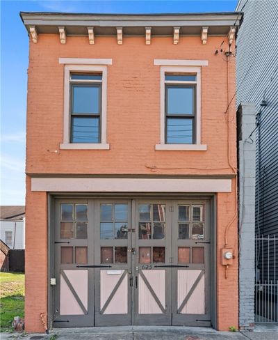 Entry into Emlin residence | Image 1