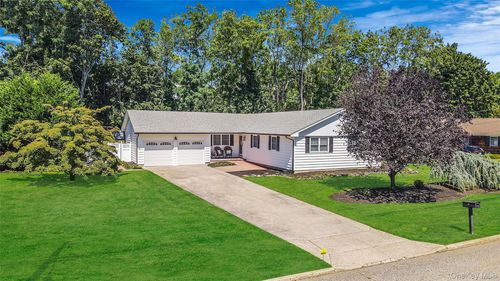 77 Woodland Rd, Miller Place, NY, 11764-1942 | Card Image