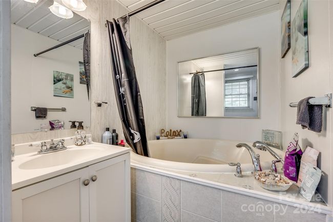 Bathroom Lower Level | Image 14