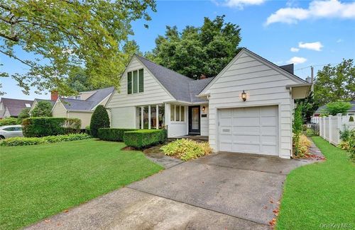 37 Patton Blvd, New Hyde Park, NY, 11040-1724 | Card Image