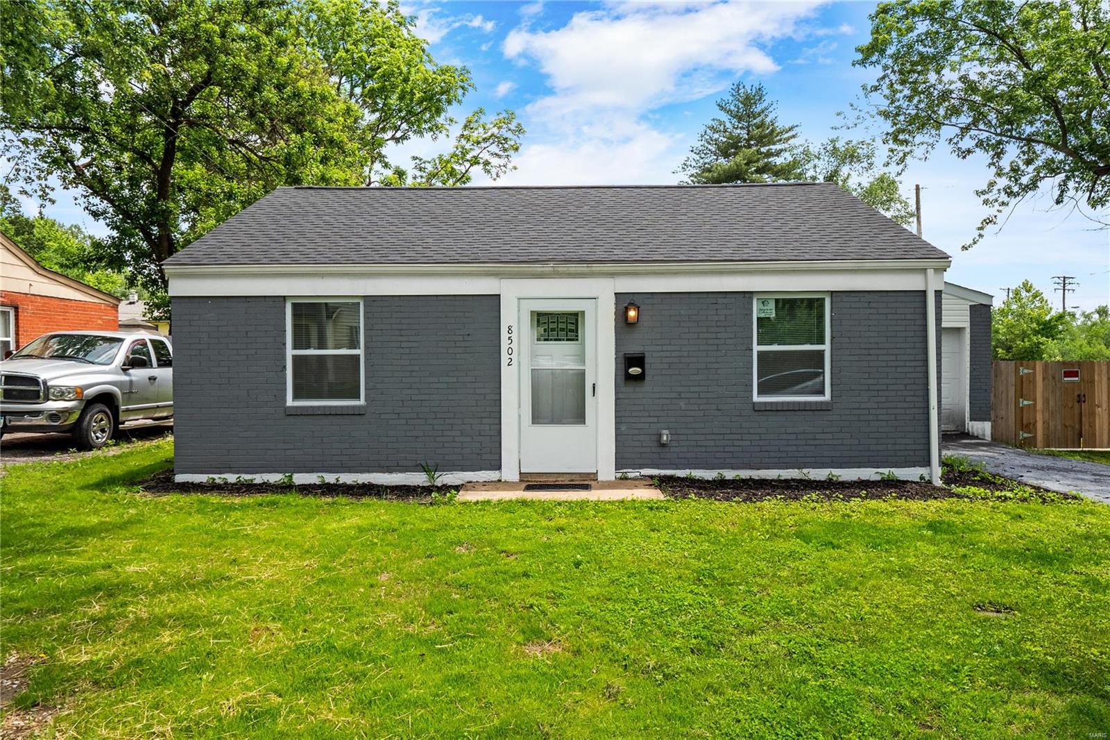 Dianthus Ln, Saint Louis, MO 63136