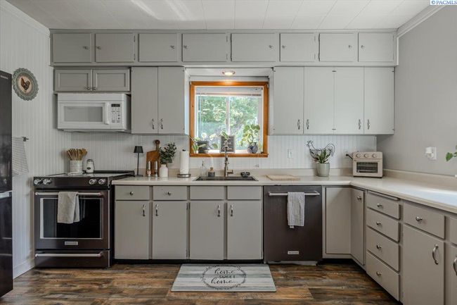 805 Babs Ave, Home with 4 bedrooms, 2 bathrooms and null parking in Benton City WA | Image 7