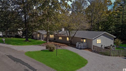 585 Lakeway Dr, Murray, KY, 42071-5643 | Card Image