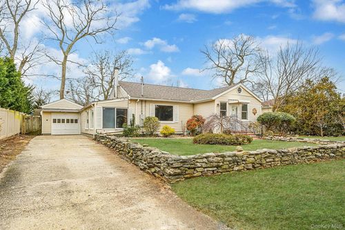 133 Royal Avenue, Southampton, NY, 11901 | Card Image