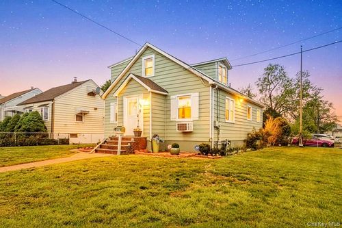 69 Nottingham Ave, Valley Stream, NY, 11580-3028 | Card Image