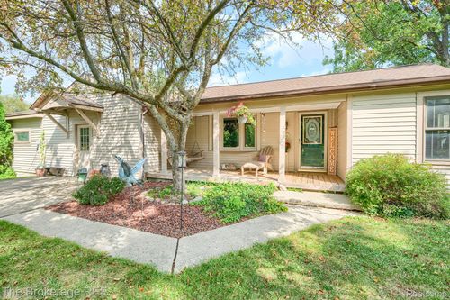 8439 Burpee Rd, Grand Blanc, MI, 48439-7420 | Card Image