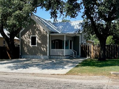 211 E Hugo Street, House other with 3 bedrooms, 2 bathrooms and 4 parking in Yoakum TX | Image 2