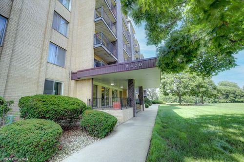 unit-402-5400 Walnut Ave, Downers Grove, IL, 60515-4111 | Card Image