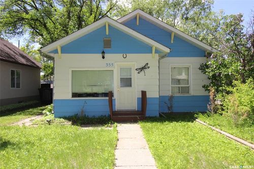 355 3rd St E, Shaunavon, SK, S0N | Card Image