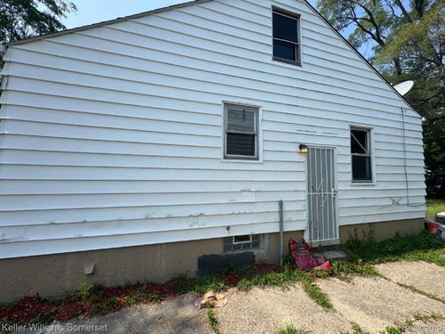 18941 Elkhart St, Harper Woods, MI, 48225-2105 | Card Image