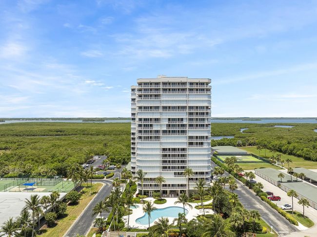 APT-1901 - 5049 N Highway A1a, Condo with 3 bedrooms, 2 bathrooms and null parking in Hutchinson Island FL | Image 7