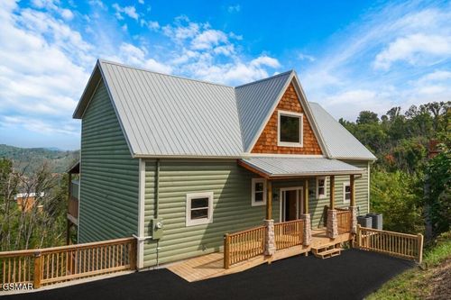 605 Wiley Oakley Dr, Gatlinburg, TN, 37738-4439 | Card Image