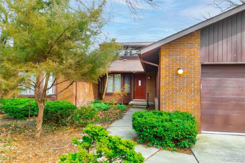 27981 Elba Dr, Grosse Ile, MI, 48138-1928 | Card Image