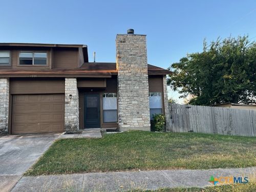 1304 Royal Crest Dr, Killeen, TX, 76549-7906 | Card Image