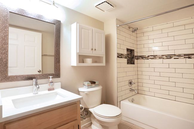 NICELY UPDATED 2ND FULL BATH | Image 23