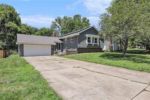 6704 Lakeshore Dr, Raytown, MO, 64133-6151 | Card Image