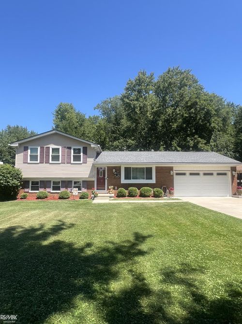 48269 Forbes Dr, Chesterfield, MI, 48047-2254 | Card Image
