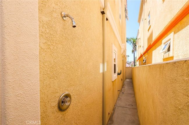 326 6 Th St, House other with 4 bedrooms, 5 bathrooms and 2 parking in Huntington Beach CA | Image 53