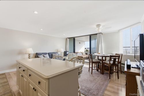 49-253 Dune Rd, Southampton, NY, 11968-4714 | Card Image