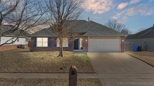 5405 S Maple Place, Broken Arrow, OK, 74011 | Card Image