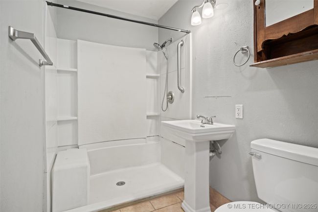345 N Pine St, House other with 3 bedrooms, 1 bathrooms and null parking in Dewey OK | Image 6
