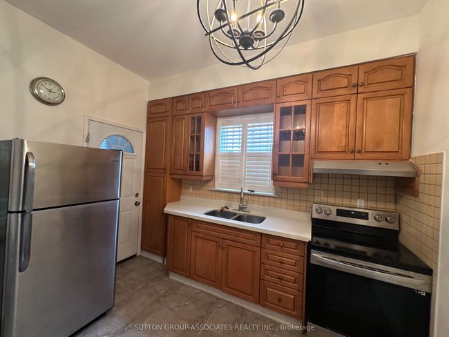 195 Montrose Ave, House attached with 3 bedrooms, 2 bathrooms and null parking in Toronto ON | Image 5
