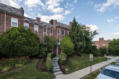 11-37 Commonwealth Ave, Chestnut Hill, MA, 02467-1041 | Card Image