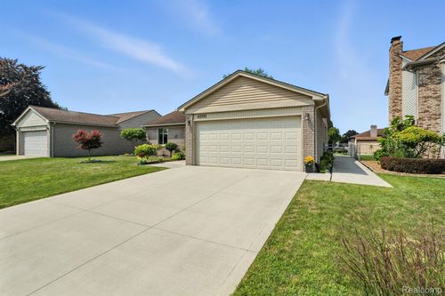 42393 Royal Ln, Clinton Township, MI, 48038-5001 | Card Image