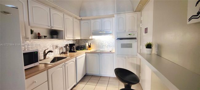 APT-2W - 3801 S Ocean Dr, Condo with 2 bedrooms, 2 bathrooms and null parking in Hollywood FL | Image 6