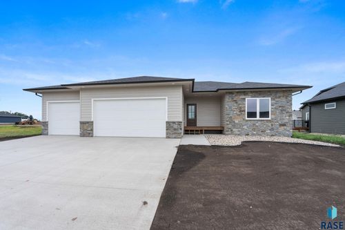 911 Sundance St, Valley Springs, SD, 57068-2007 | Card Image