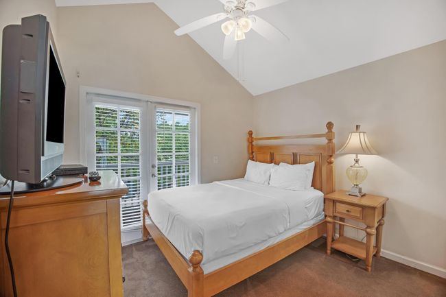 Guest bedroom with balcony | Image 26