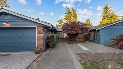2404 79th Ave Ne, Medina, WA, 98039-1517 | Card Image