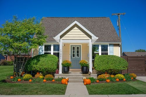 17921 Oakdale St, Roseville, MI, 48066-3820 | Card Image