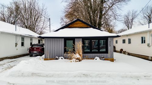 323 Oxford Ave, Crystal Beach, ON, L0S1B0 | Card Image