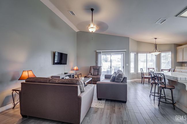 10207 Bay Colony Dr, House other with 3 bedrooms, 2 bathrooms and null parking in Bakersfield CA | Image 9
