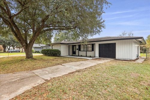 855 Carolina Dr, Bridge City, TX, 77611-2309 | Card Image