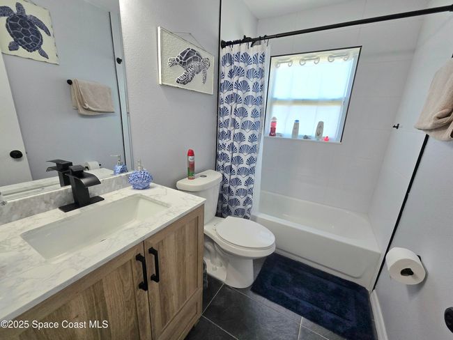 Hall bathroom | Image 13