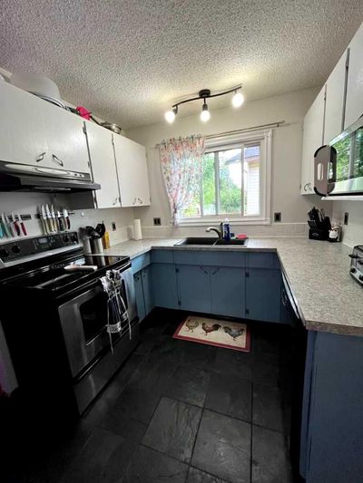 7016 94 St, House detached with 5 bedrooms, 2 bathrooms and 2 parking in Grande Prairie AB | Image 3