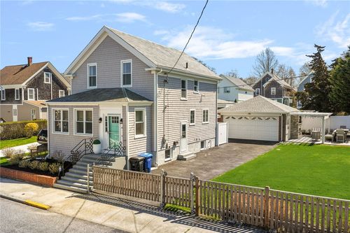 4 Vaughan Ave, Newport, RI, 02840-6404 | Card Image