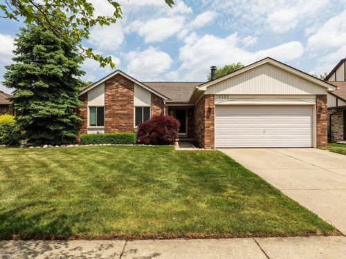 15589 Winterpark Dr, Macomb, MI, 48044-3877 | Card Image