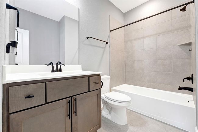 Ensuite bathroom upstairs with upgraded hardware and faucets | Image 40
