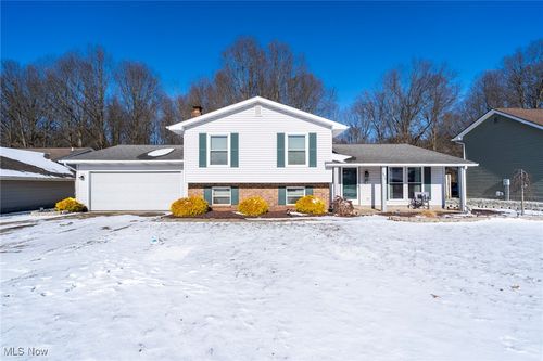 674 Angiline Dr, Youngstown, OH, 44512-6572 | Card Image