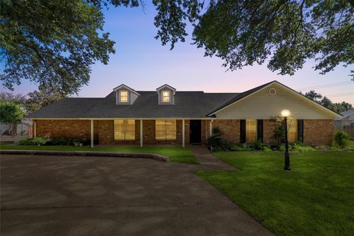 3501 Greenleaf Dr, Waco, TX, 76710-1409 | Card Image