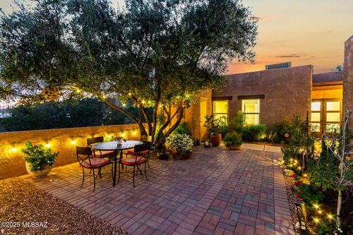 6601 N Foothills Dr, Tucson, AZ, 85718-2105 | Card Image