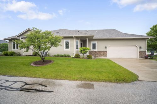 20716216 Elliot Dr, Jackson, WI, 53037-8939 | Card Image